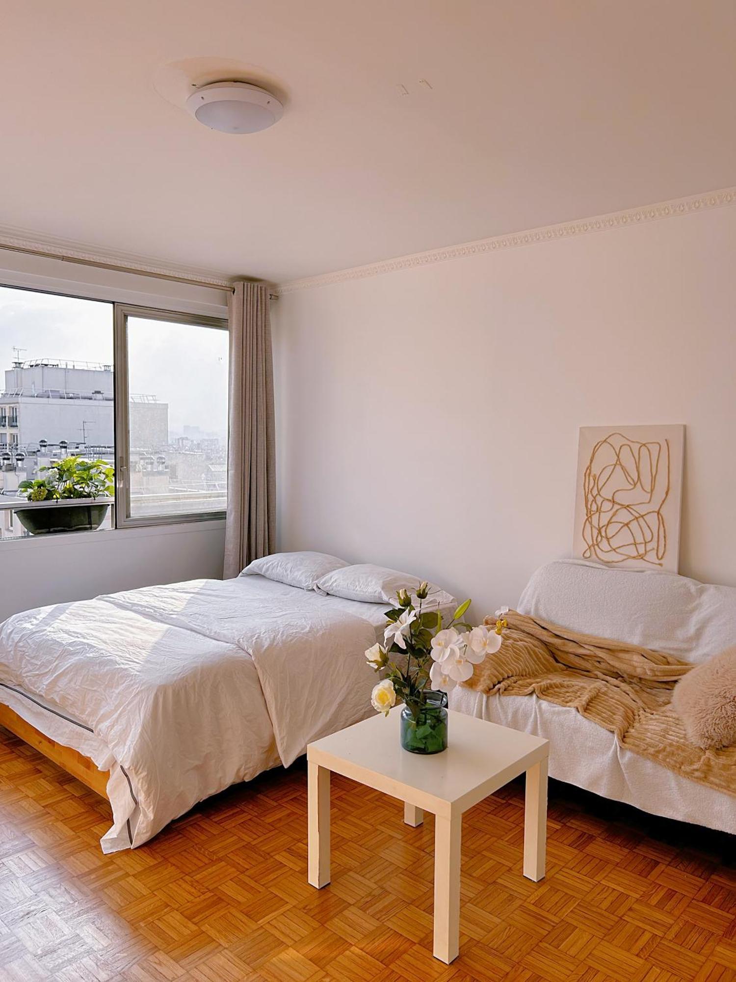 Large Charming In Apartment *