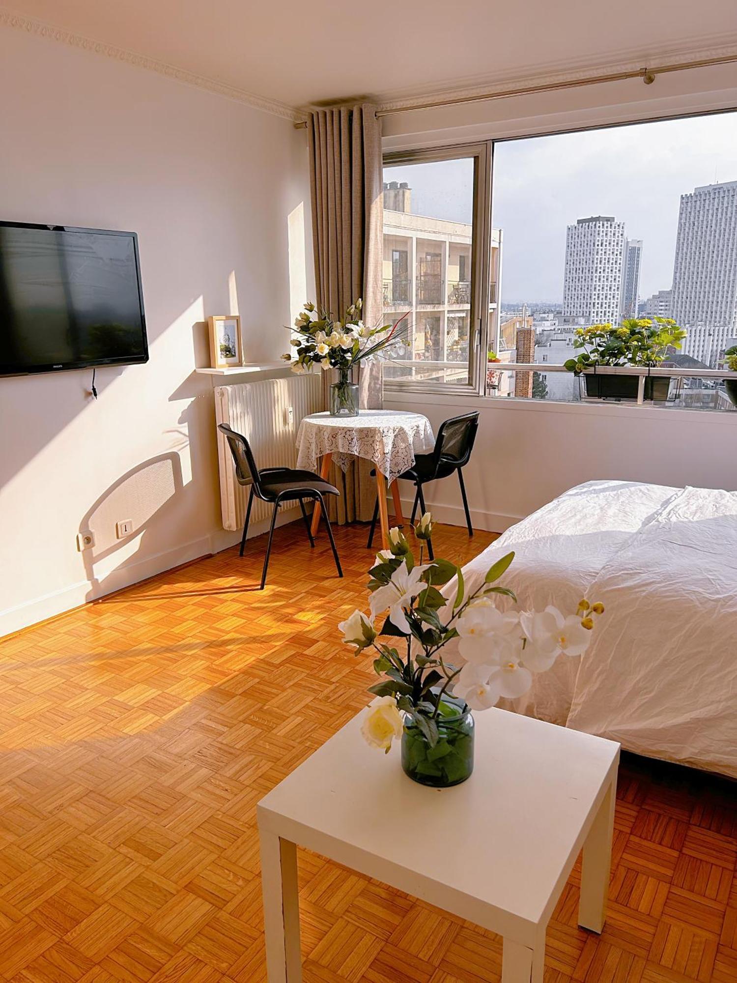 Large Charming In Apartment *